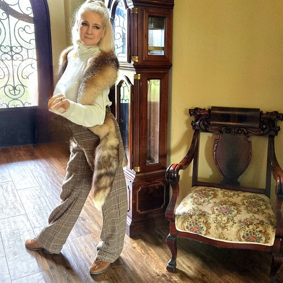 Crystal Fox Fur Boa Wrap in Original Box - Picture 8 of 17